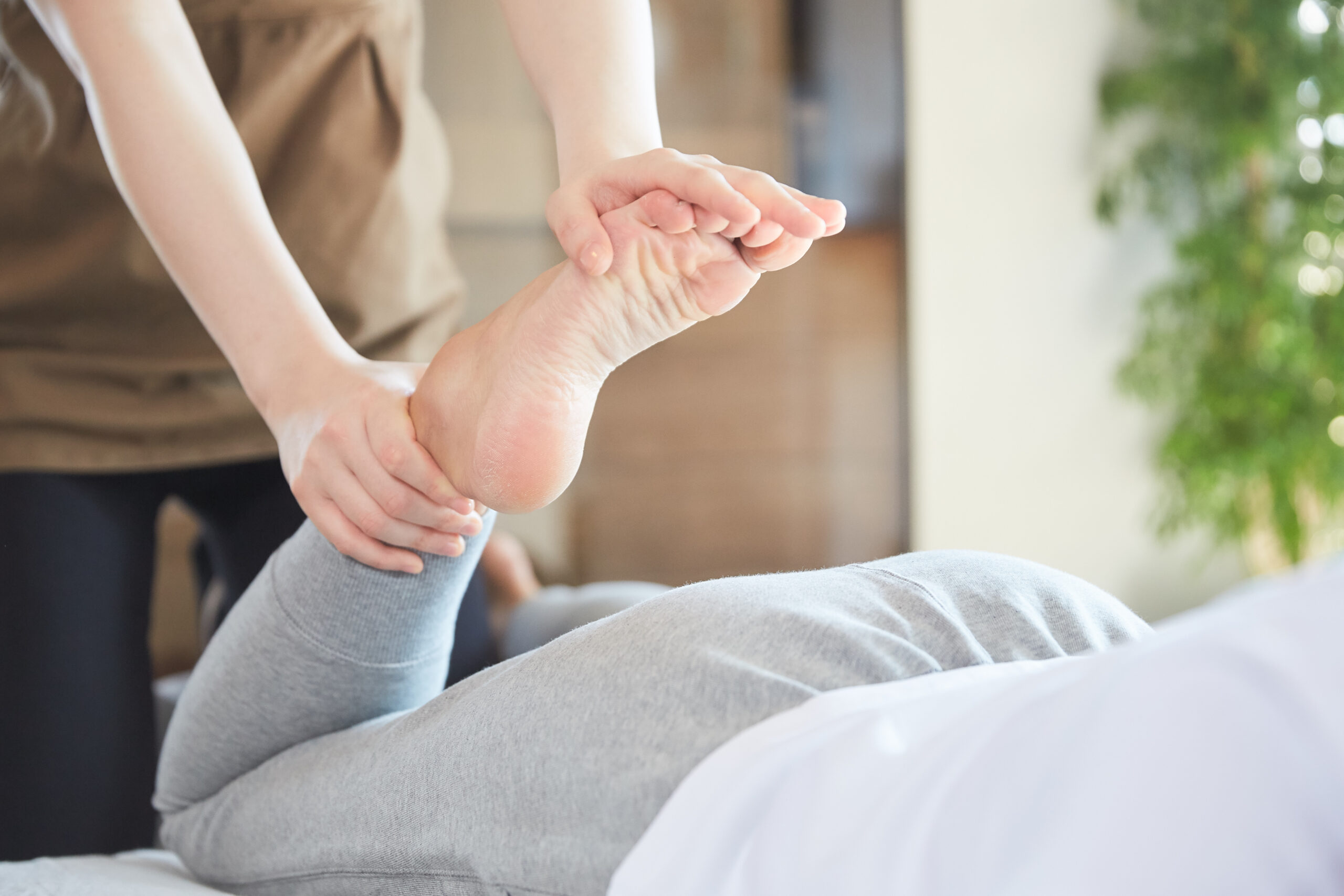 Professional massage treatment by MIRAKU