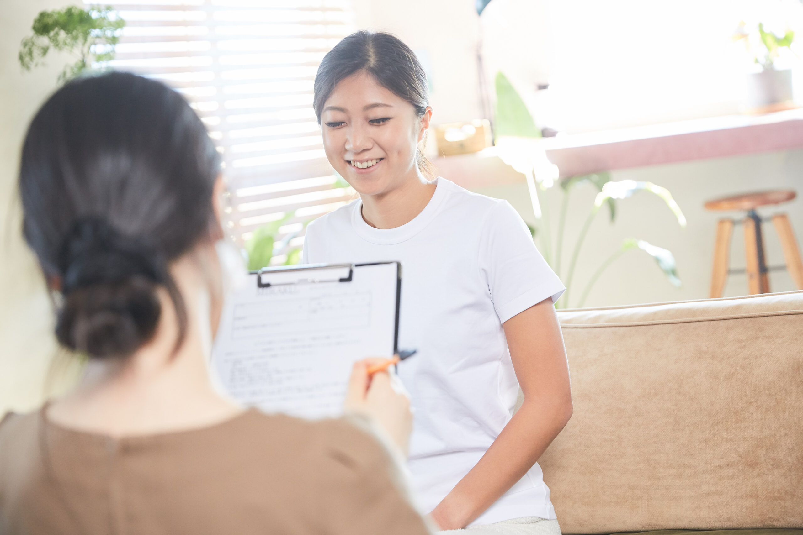 MIRAKU therapist providing body care
